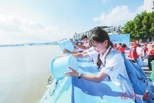 两岸青年携手放流65万尾鱼苗 两岸青年携手放流65万尾鱼苗